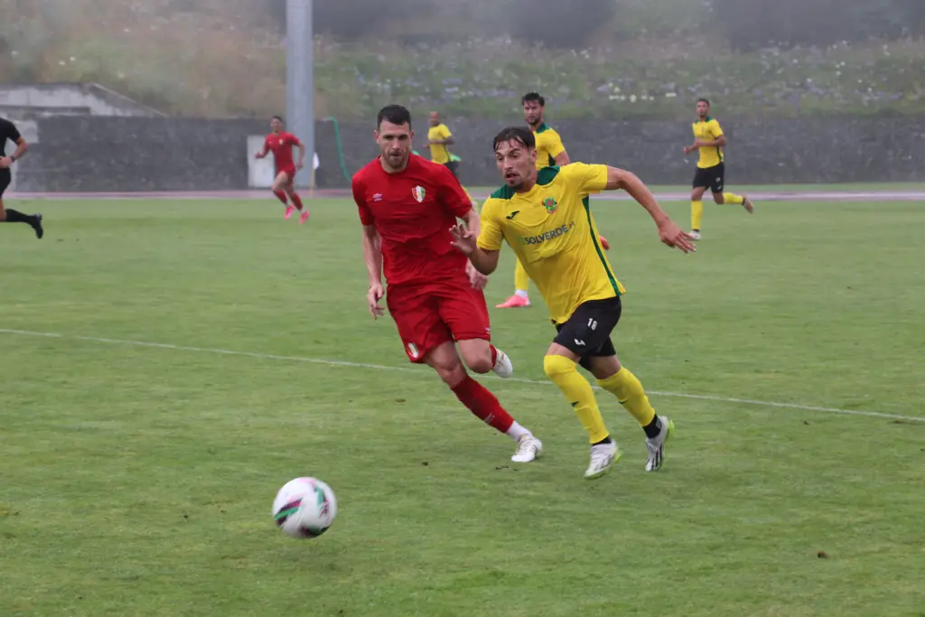 Pio, do FC Paços de Ferreira, disputa um lance durante o encontro amigável com o CF Estrela da Amadora.
