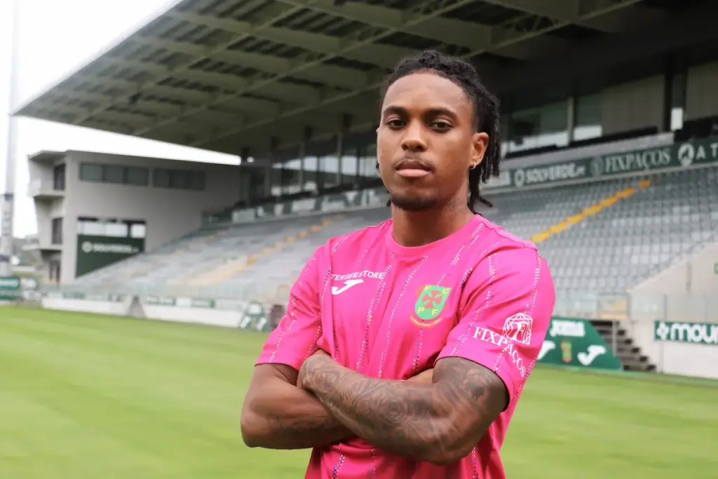 Ronaldo Lumungo no Estádio Capital do Móvel, após a sua oficialização como atleta do FC Paços de Ferreira.