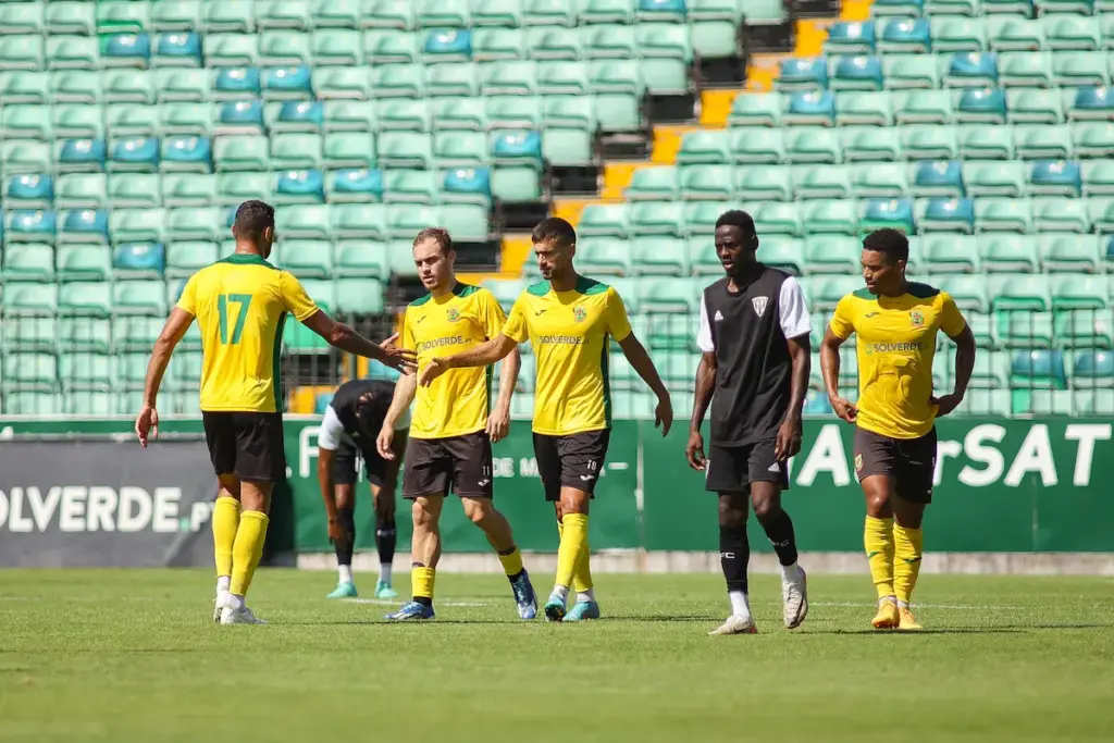 Equipa do FC Paços de Ferreira festeja o golo de Rui Fonte frete ao Amarante FC.
