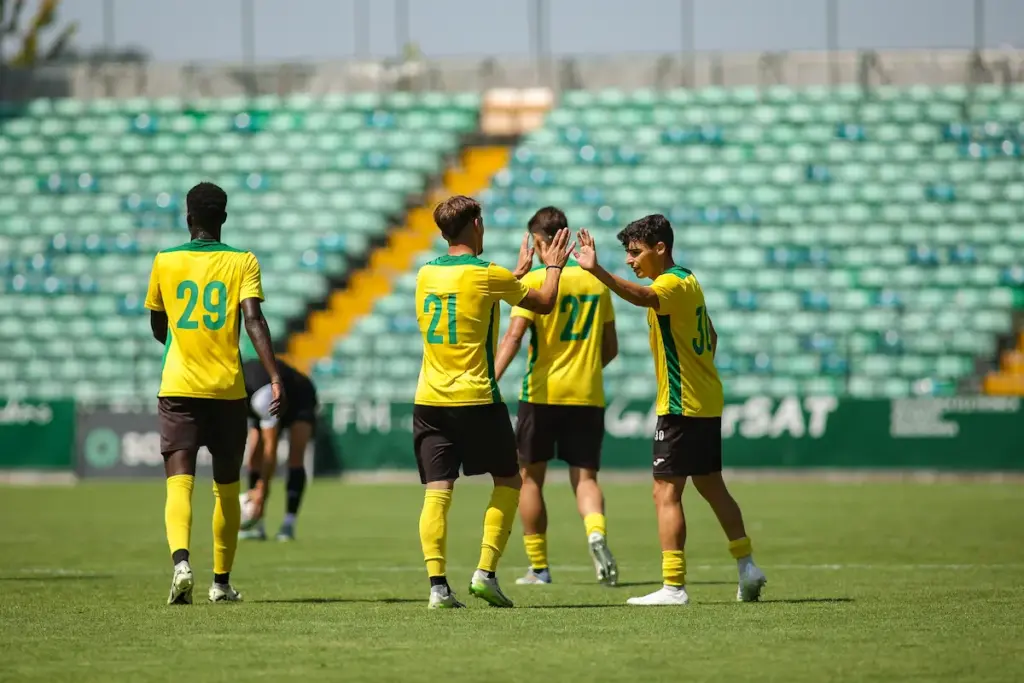 Equipa do FC Paços de Ferreira celebra o golo de Costinha frente ao Amarante FC.