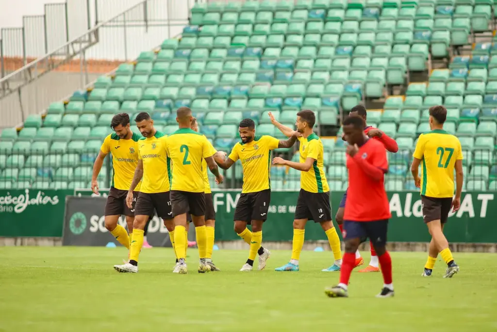 Welton Jr. celebra o golo apontado à UD Oliveirense com a equipa, no primeiro jogo de pré-época.