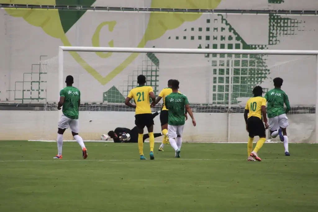 Jeimes a defender uma grande penalidade no jogo amigável com o Moreirense FC.