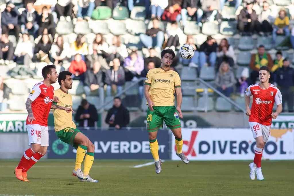 bastos ganha bola de cabeça