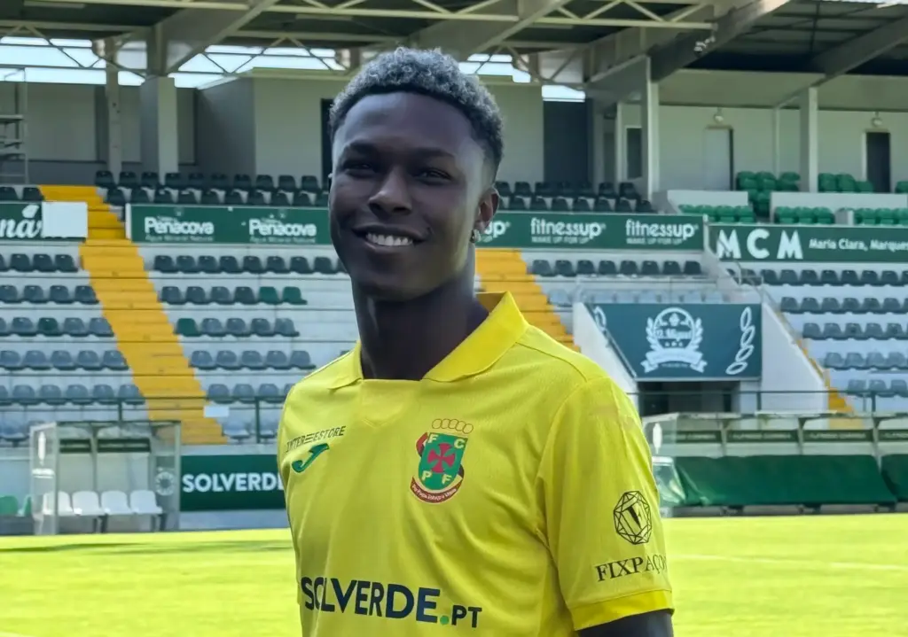 diegão sorri para camera