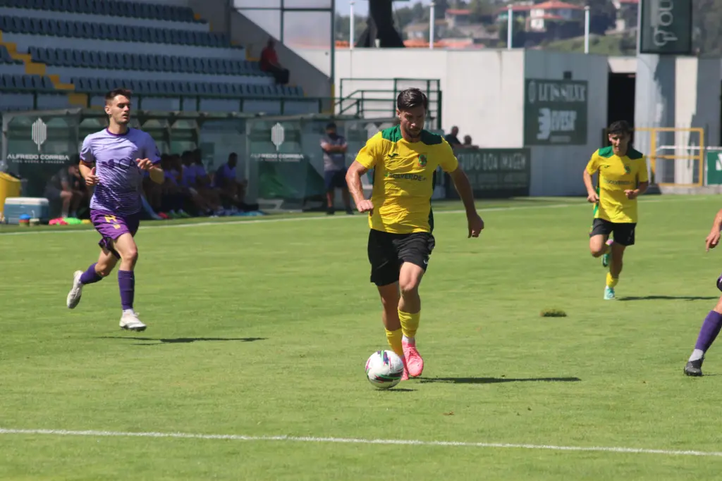 pavlic conduz a bola no meio campo