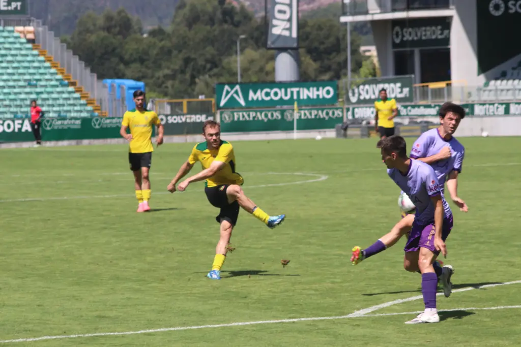 caiado remata À baliza
