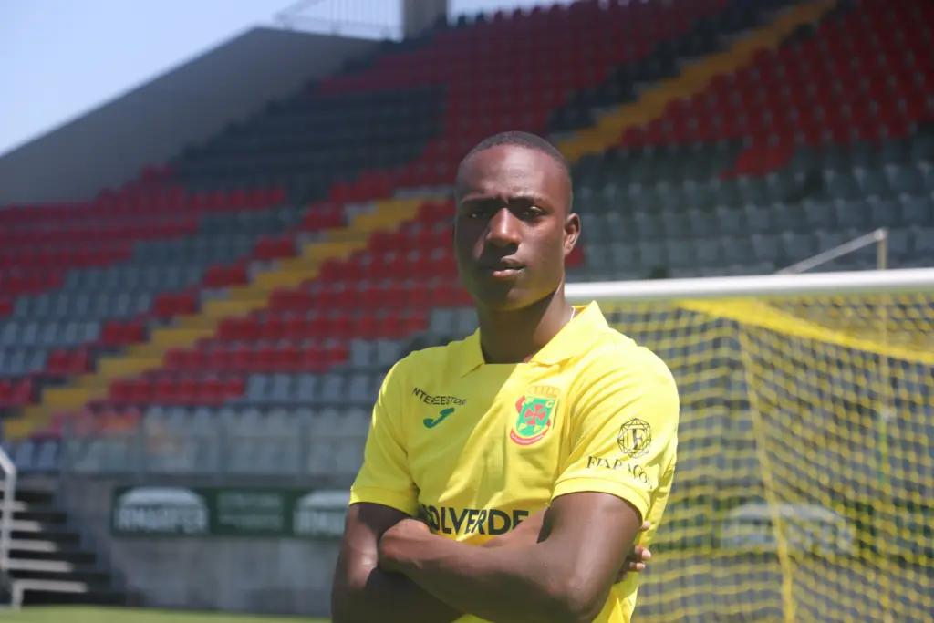 maelo renteria assina pelo paços