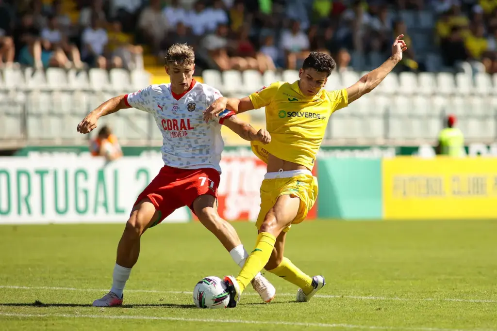 Gonçalo Nogueira, do FC Paços de Ferreira, disputa uma bola com França, do CS Marítimo, na segunda jornada da Liga Portugal Meu Super.