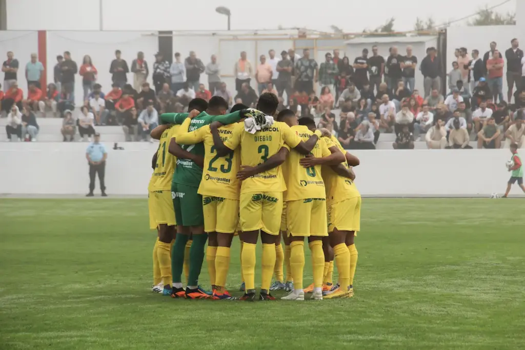 A equipa do FC Paços de Ferreira reunida antes do começo do jogo com o GD Peniche, para a 2ª eliminatória da Taça de Portugal.
