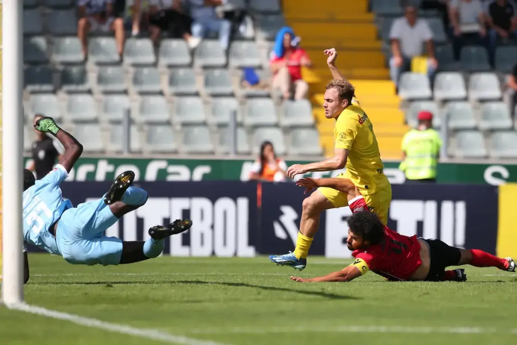 João Caiado no momento do seu primeiro golo pelo FC Paços de Ferreira, no encontro com o FC Penafiel.