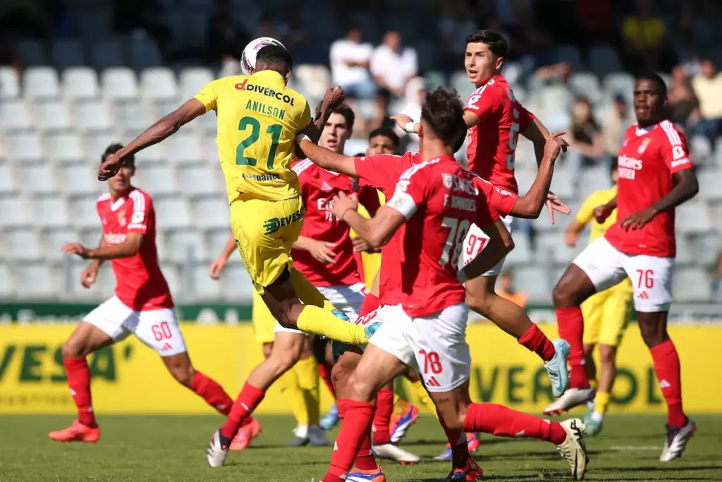 Anilson, do FC Paços de Ferreira, a cabecear em direção à baliza do SL Benfica B,