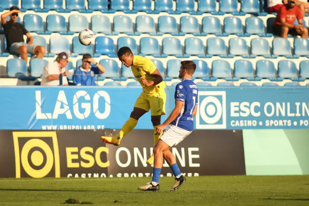 Uilton a cabecear um bola durante o jogo do FC Paços de Ferreira com o CD Feirense, na quinta jornada da Liga Portugal Meu Super.