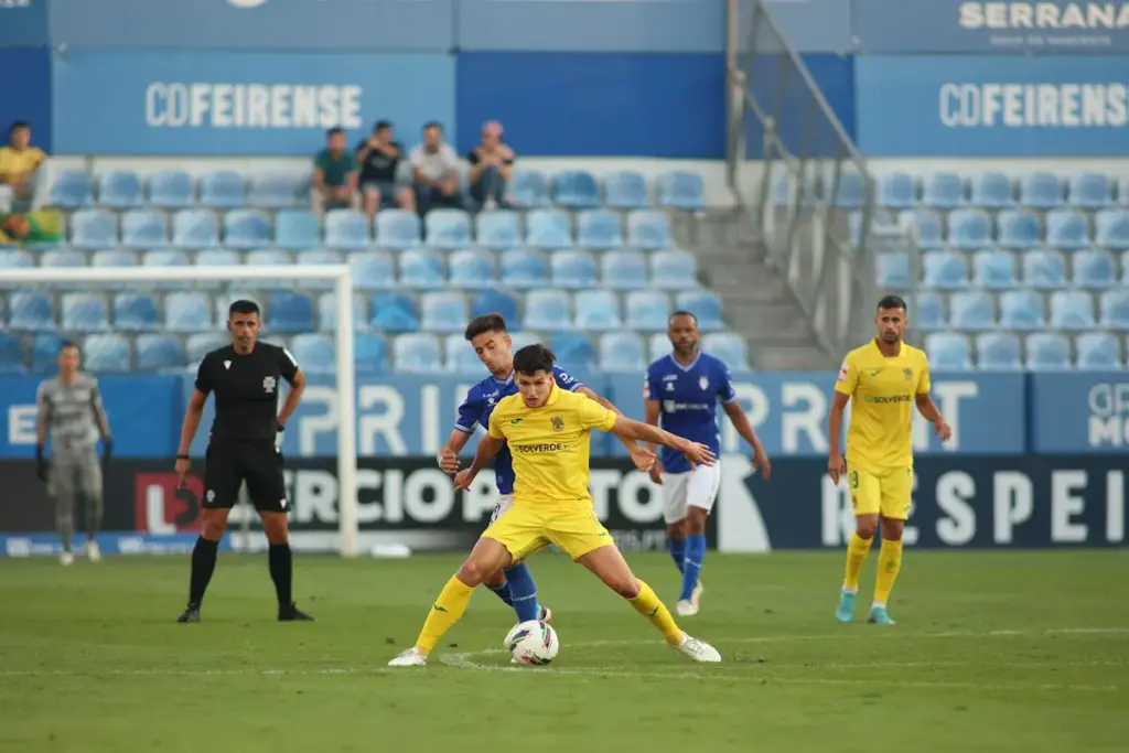 Gonçalo Nogueira numa disputa de bola durante o jogo do FC Paços de Ferreira com o CD Feirense, na quinta jornada da Liga Portugal Meu Super.