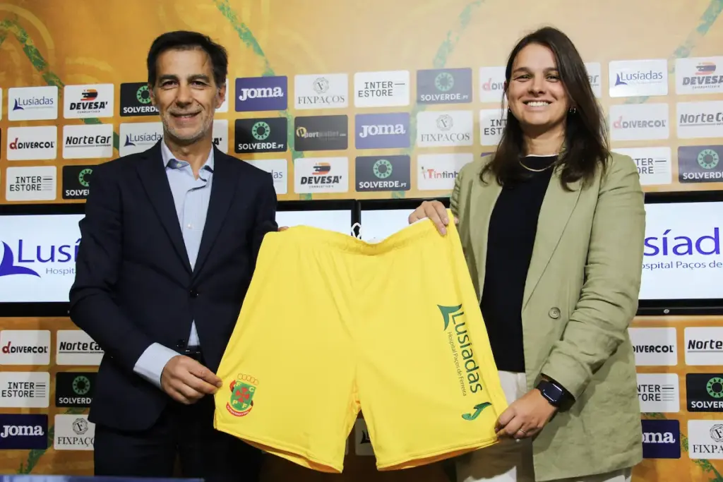 O presidente da Direção do FC Paços de Ferreira, Paulo Meneses, e a COO do Grupo Lusíadas, Joana Meneses, na formalização da parceria.
