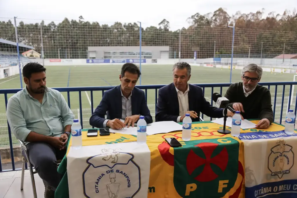 Marco Paiva, Paulo Meneses, Joaquim Santos e José Pinto na assinatura do protocolo estabelecido entre o FC Paços de Ferreira e o Citânia de Sanfins FC.