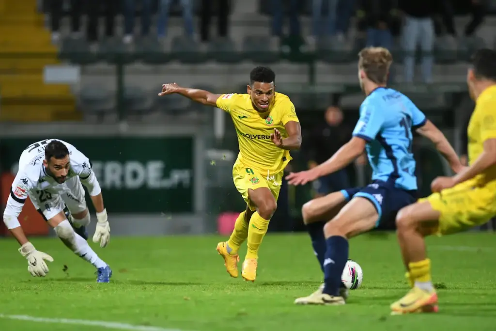 Uilton prepara o remate que fez o 1-1 para o FC Paços de Ferreira frente ao FC Vizela, na nona jornada da Liga Portugal Meu Super.