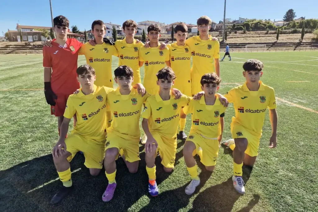 Elastron em destaque nas camisolas das equipas do futebol de formação do FC Paços de Ferreira, como main sponsor.