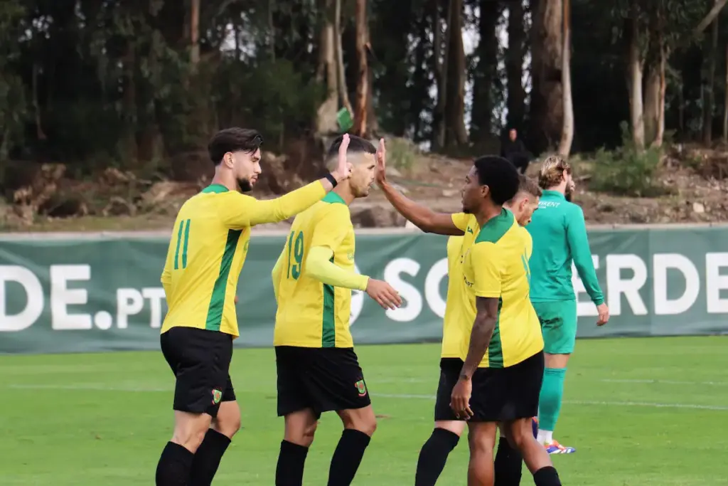 Lumungo cumprimenta Pavlic, que fez o primeiro golo do encontro amigável entre FC Paços de Ferreira e Rio Ave FC.