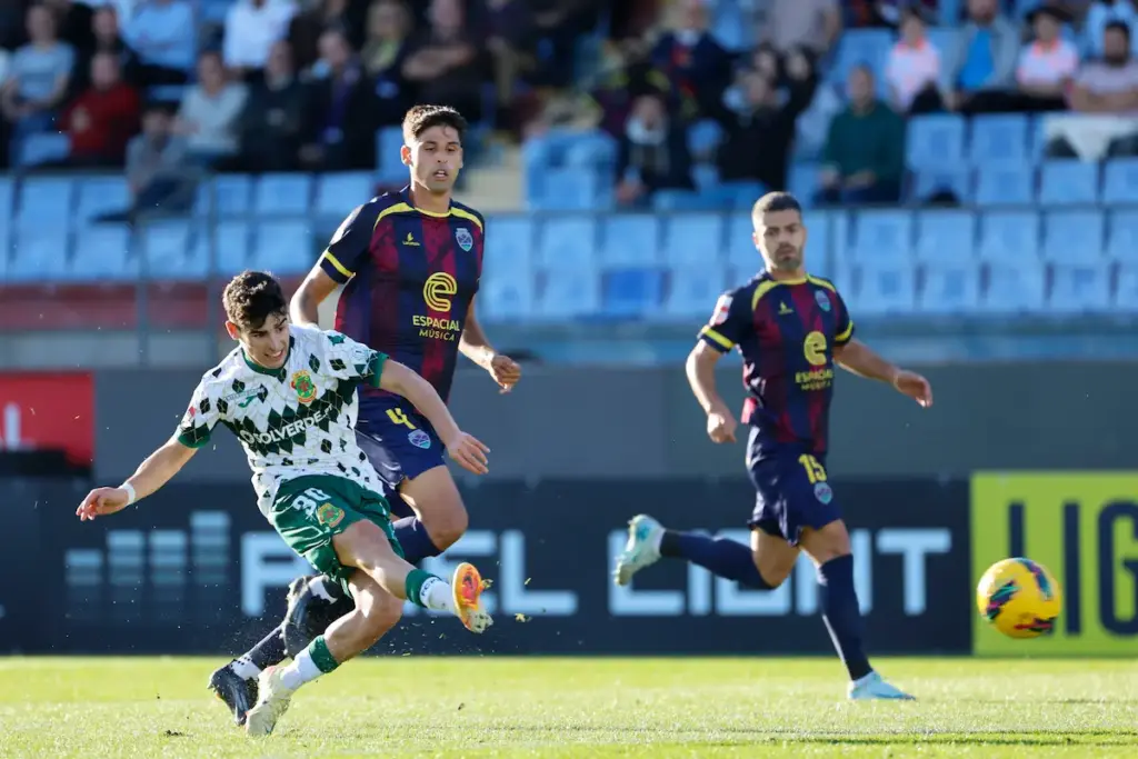 Costinha a fazer o remate que deu o golo do FC Paços de Ferreira frente ao GD Chaves, na décima jornada da Liga Portugal Meu Super.