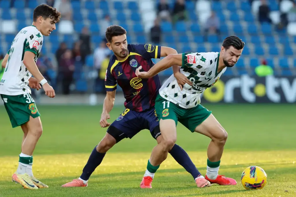 Pavlic numa disputa de bola no jogo com o GD Chaves.