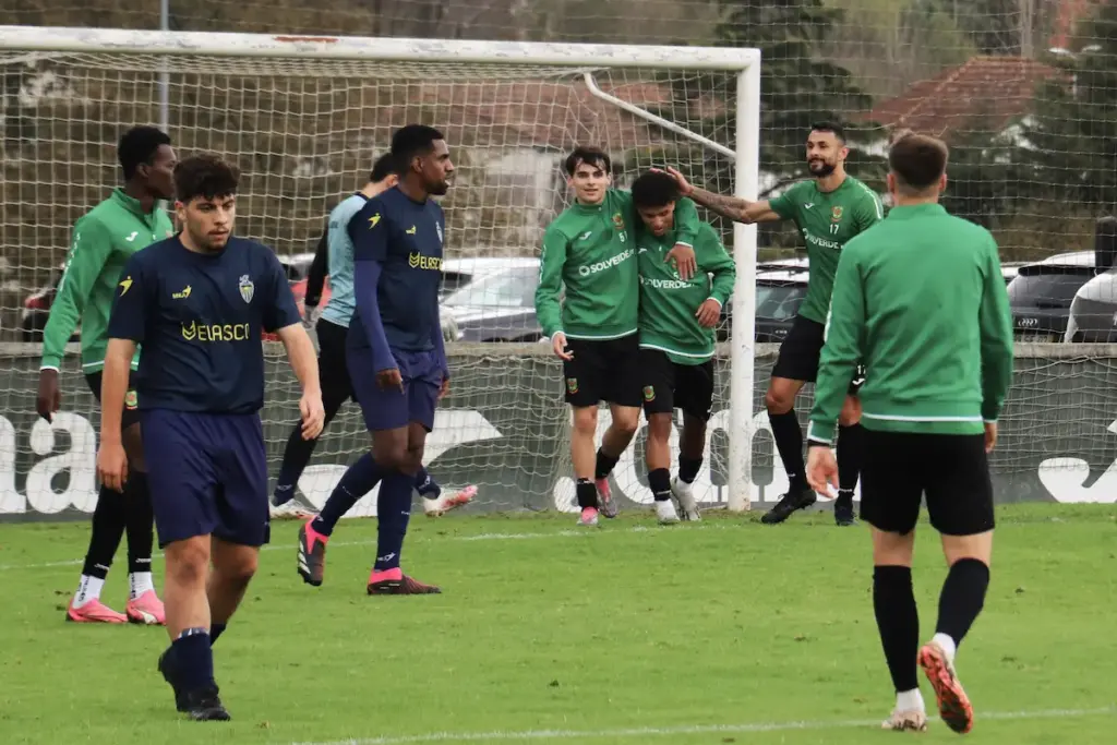 Tomás Teixeira e Marcos Paulo com Kenny, que apontou o quarto golo do FC Paços de Ferreira frente ao Valadares Gaia FC.