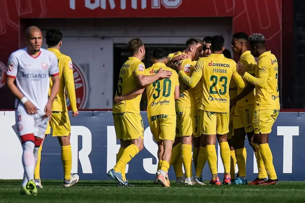 A equipa do FC Paços de Ferreira comemora o golo de Uilton que garantiu os três pontos frente à UD Leiria, na14ª jornada da Liga Portugal Meu Super.