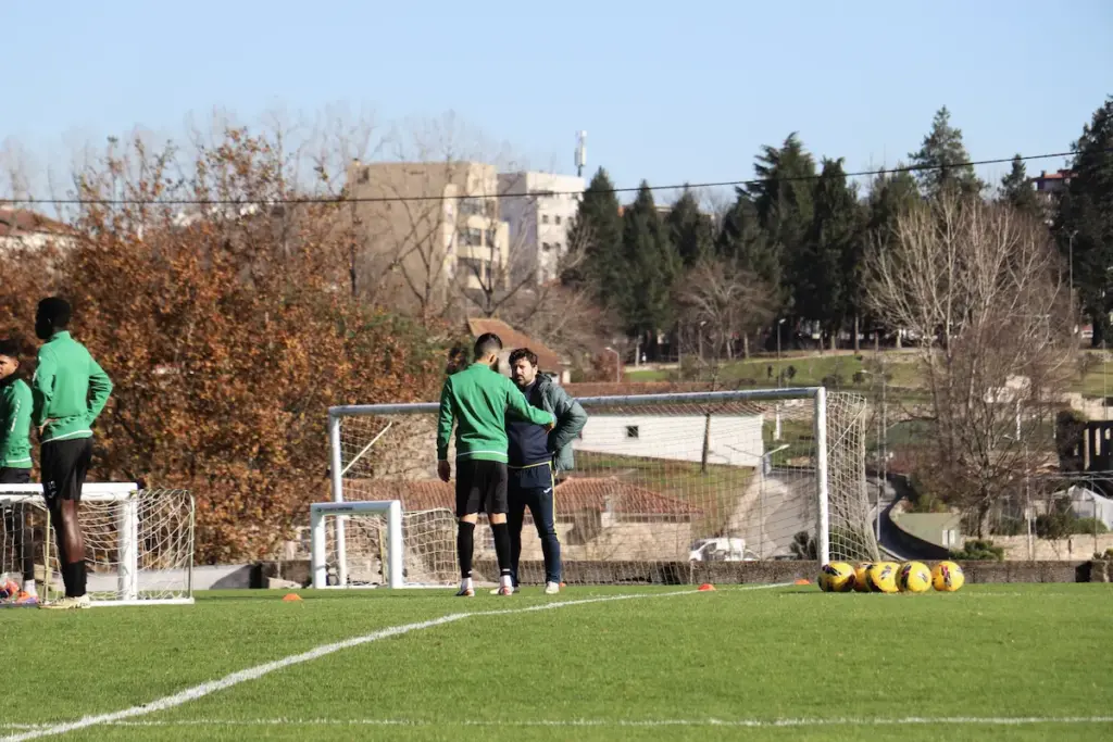 O mister Carlos Fangueiro e o atleta Rui Fonte durante o treino do FC Paços de Ferreira.