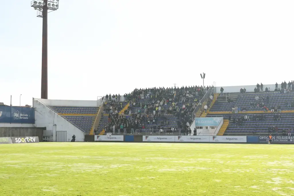 Adeptos do FC Paçosde Ferreira presentes em bom número para o encontro com o FC Felgueiras, no Municipal Dr. Machado de Matos.