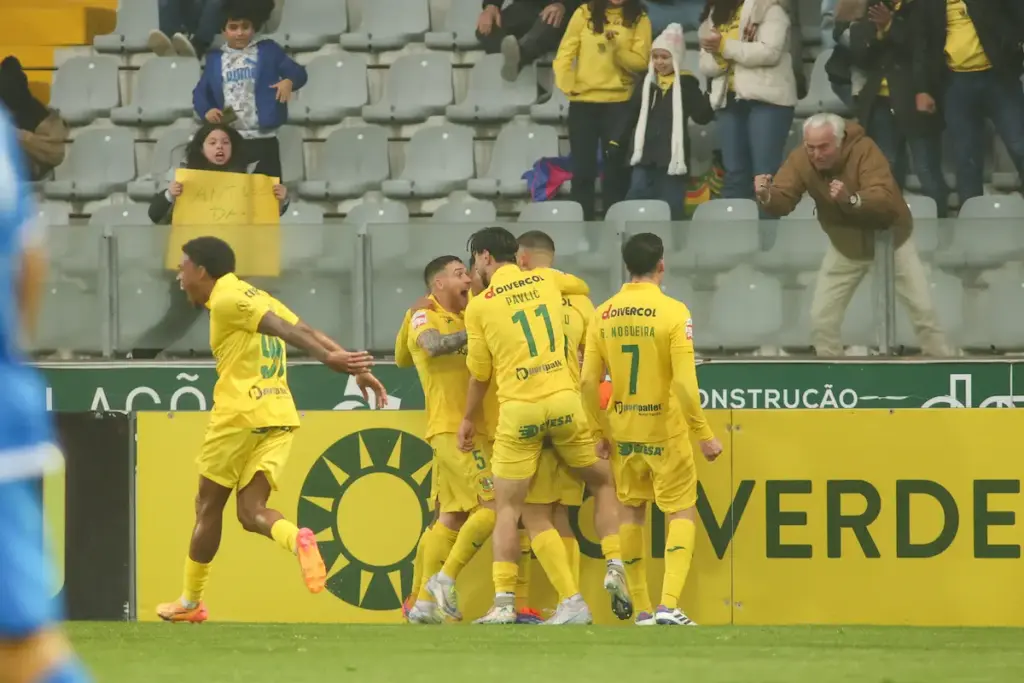 A equipa do FC Paços de Ferreira festeja o segundo golo do jogo contra o CD Mafra, apontado por Marozau, na 18ª jornada da Liga Portugal Meu Super.