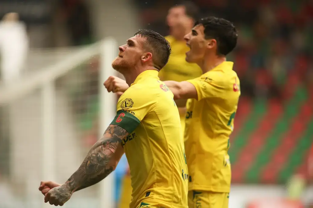 Antunes e Costinha festejam o segundo golo do FC Paços de Ferreira frente ao CS Marítimo, na 19.ª jornada da Liga Portugal Meu Super.