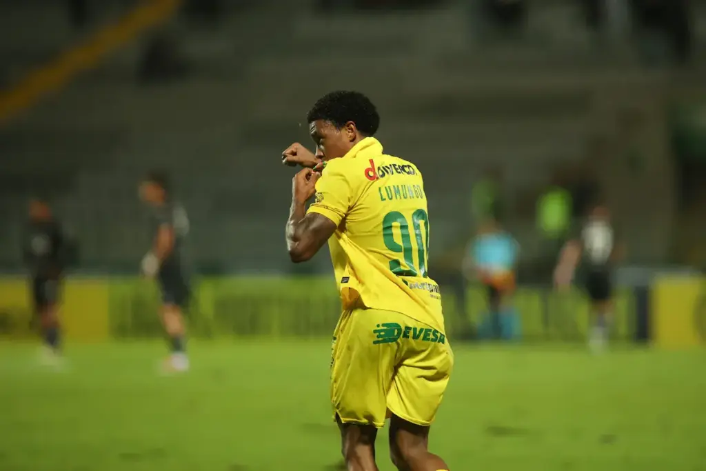 Lumungo festeja o golo que deu a vitória ao FC Paços de Ferreira frente ao Académico de Viseu FC.