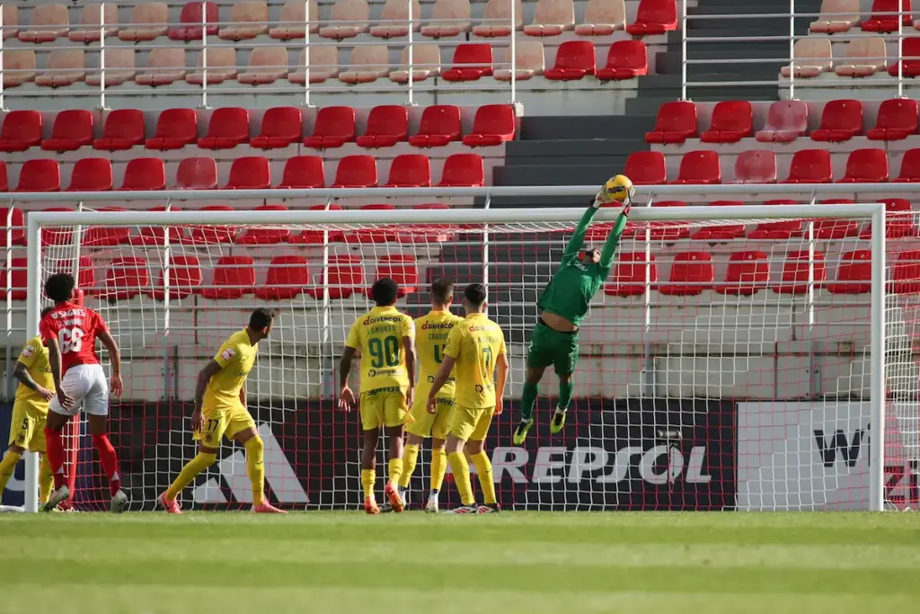 Defesa de Jeimes durante o jogo do FC Paços de Ferreira frente ao SL Benfica B, na 23ª jornada da Liga Portugal Meu Super.
