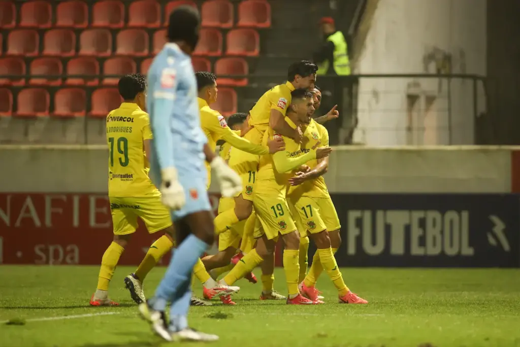 Rui Fonte festeja com a equipa o golo que apontou ao FC Penafiel, no Derby do Vale do Sousa.
