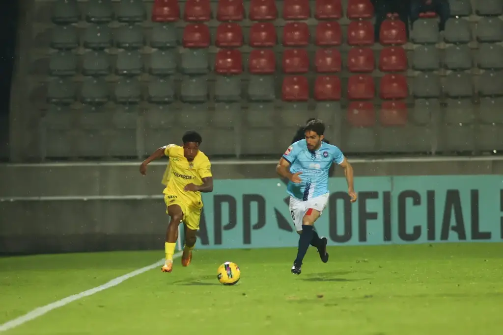 Lumungo e Luís Bastos durante o jogo do FC Paços de Ferreira com a UD Oliveirense.
