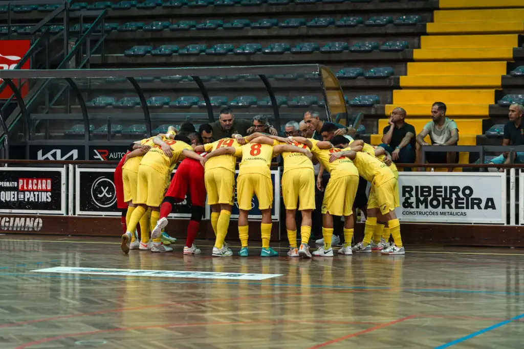 A equipa sénior de futsal do FC Paços de Ferreira reunida antes do início do jogo.