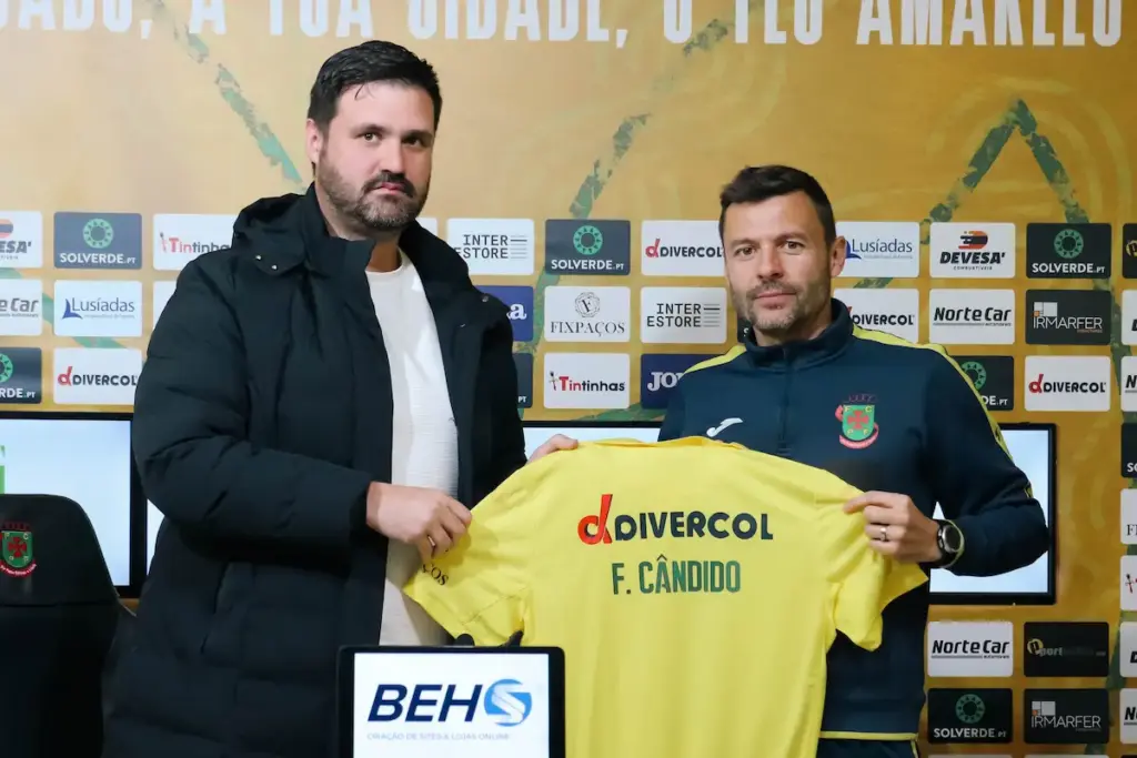 Filipe Cândido na sua apresentação como treinador da equipa profissional do FC Paços de Ferreira, ao lado do presidente Rui Abreu.