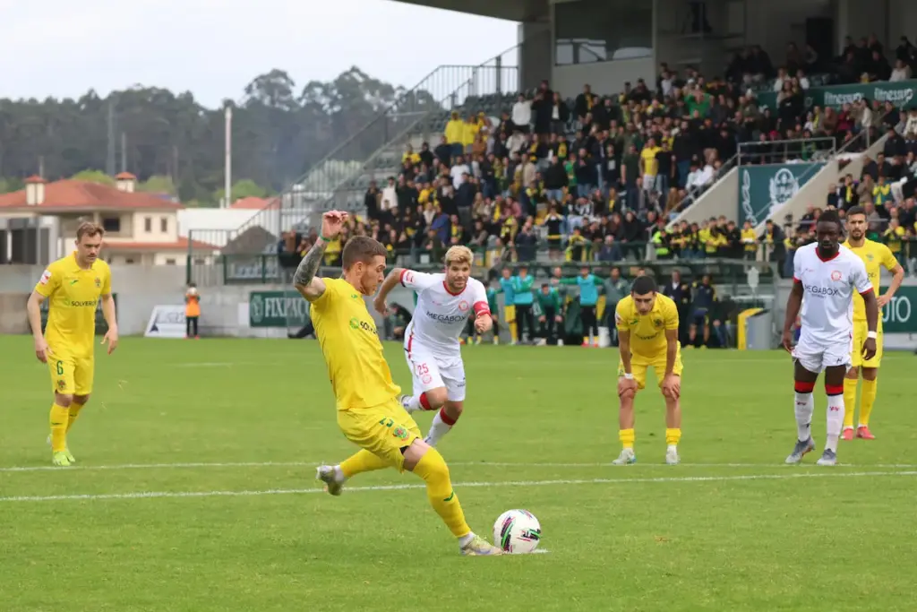 Antunes bate a grande penalidade no jogo do FC Paços de Ferreira frente à UD Leiria, na 31ª jornada da Liga Portugal Meu Super.