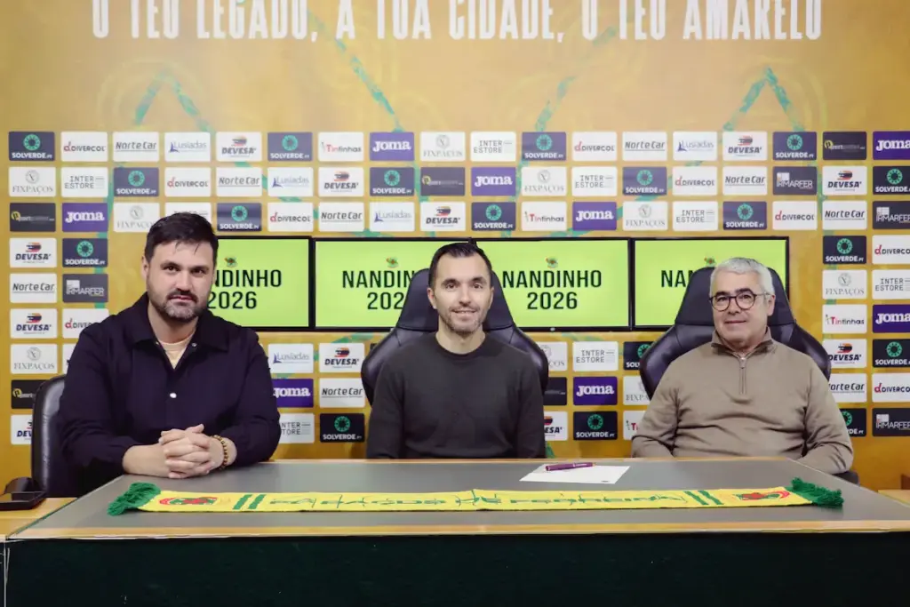 Rui Abreu, presidente do FC Paços de Ferreira, Nandinho, treinador do futsal pacense, e José Carlos Dias, responsável pela modalidade, na renovação de contrato do técnico. 