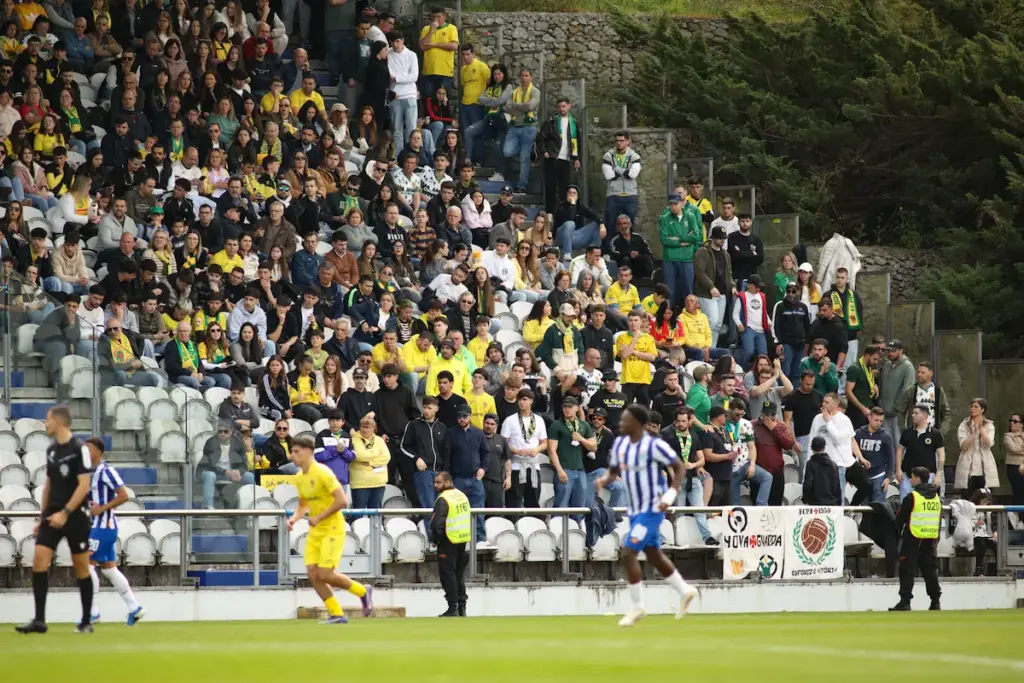 Muitos adeptos pacenses estiveram presentes no Olival para apoiar o FC Paços de Ferreira frente ao FC Porto B. 