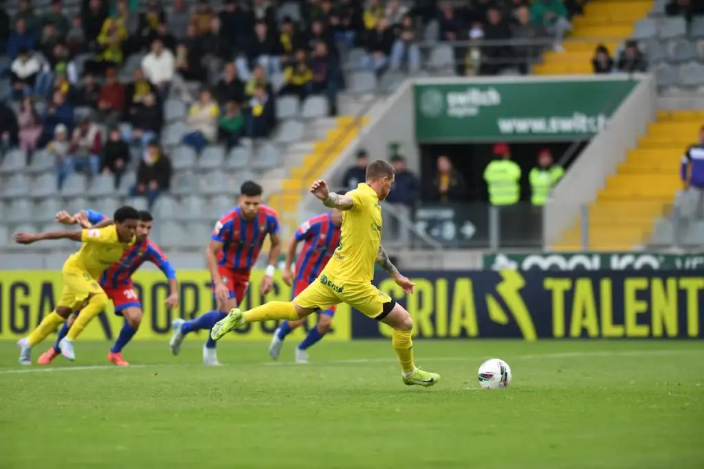 Antunes a bater o penalty que fez o 1-0 para o FC Paços de Ferreira, frente ao FC Felgueiras.