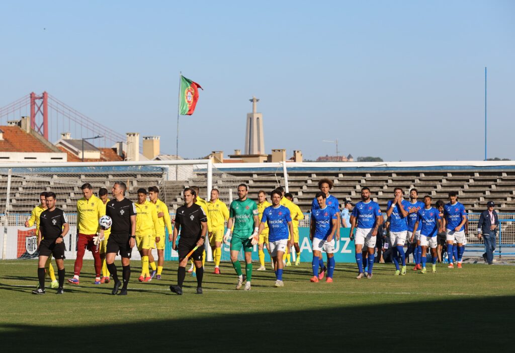 Entrada em campo de FC Paços de Ferreira e CF "Os Belenenses", na primeira mão do play-off de acesso à Liga Portugal Meu Super.