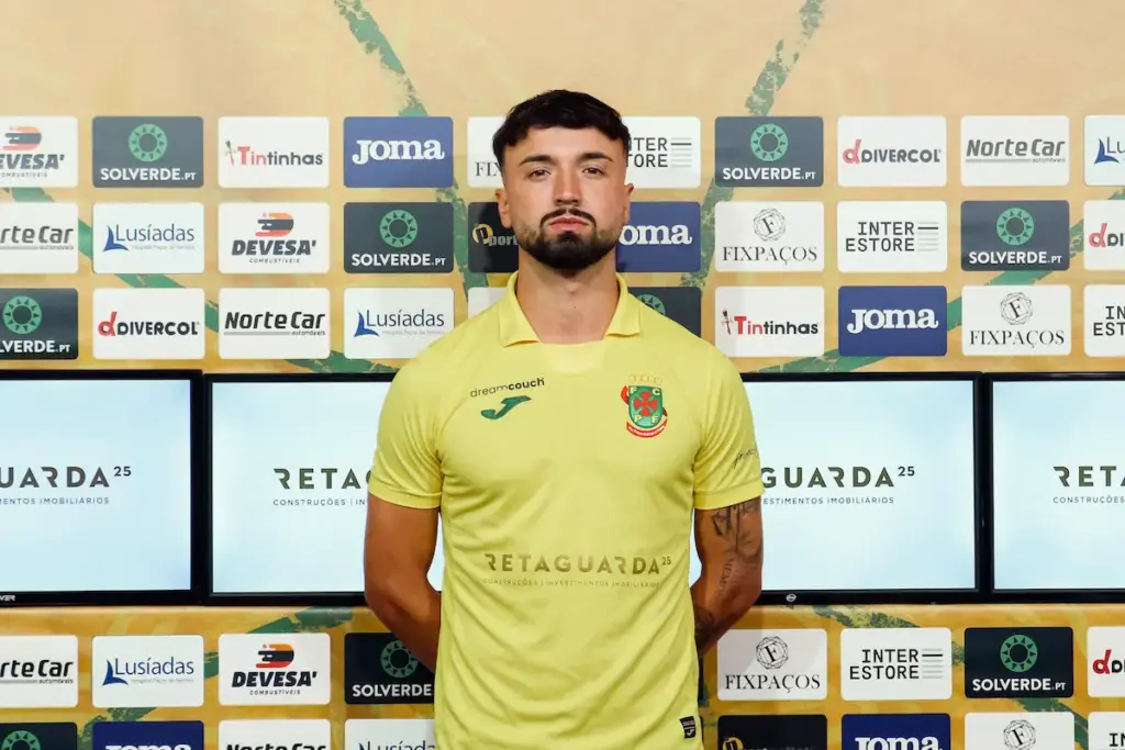 Carlos Moreira após assinar contrato com a equipa de futsal do FC Paços de Ferreira para 2025/2026.