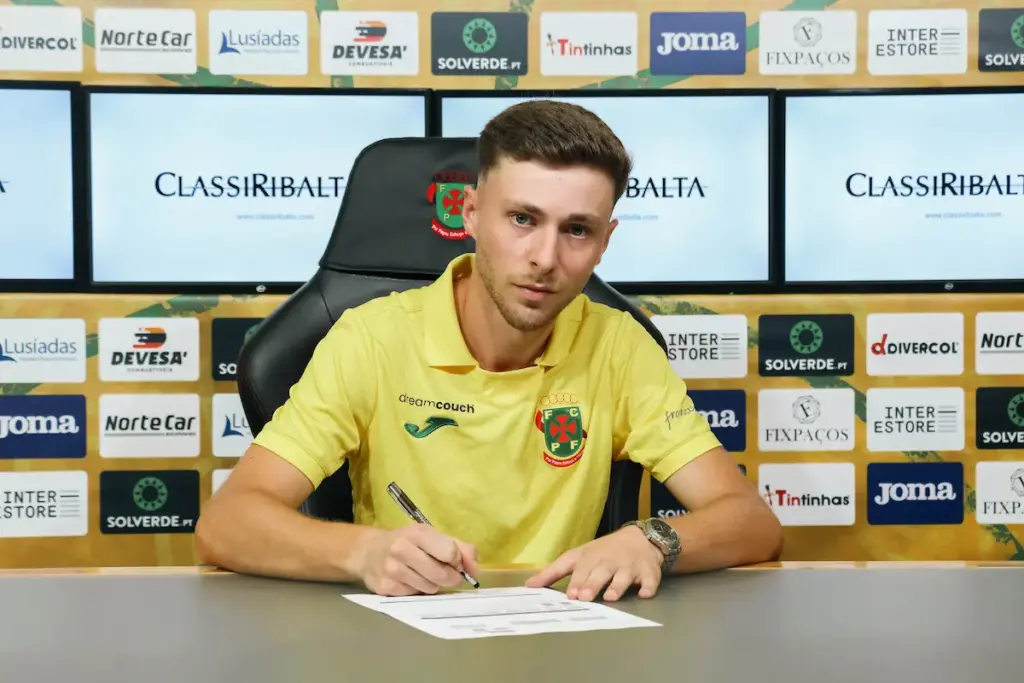 Carlos Alves a assinar o seu contrato com a equipa de futsal do FC Paços de Ferreira.