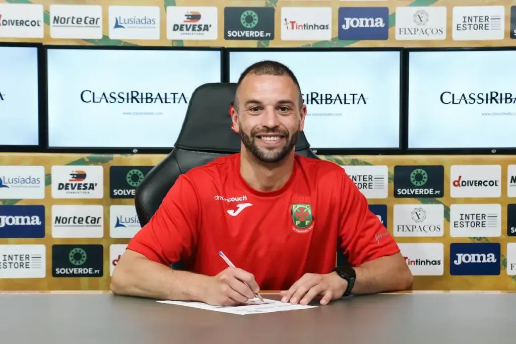 O guarda-redes João Neves assina contrato com a equipa de futsal do FC Paços de Ferreira.