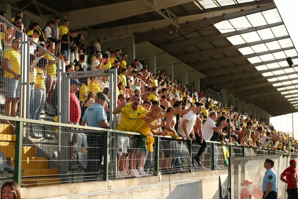 Adeptos do FC Paços de Ferreira comemoram na bancada a manutenção na Liga Portugal Meu Super.