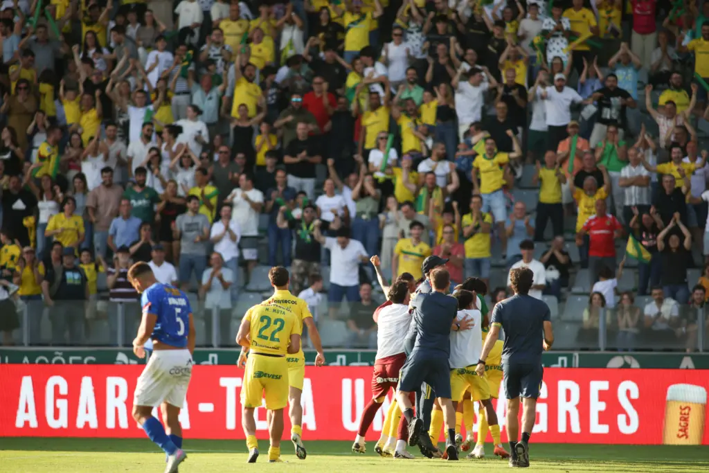 A equipa do FC Paços de Ferreira celebra junto dos adeptos o golo de Marozau frente ao CF "Os Belenenses", na 2.ª mão do play-off da Liga Portugal Meu Super.