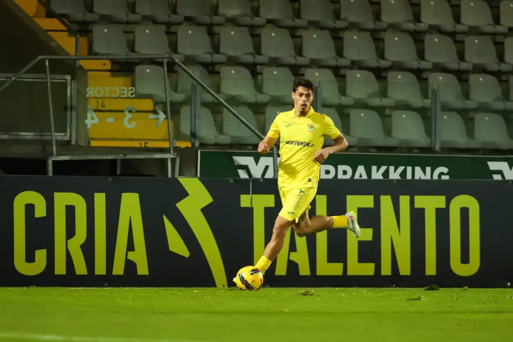Miguel Mota durante um jogo do FC Paços de Ferreira.