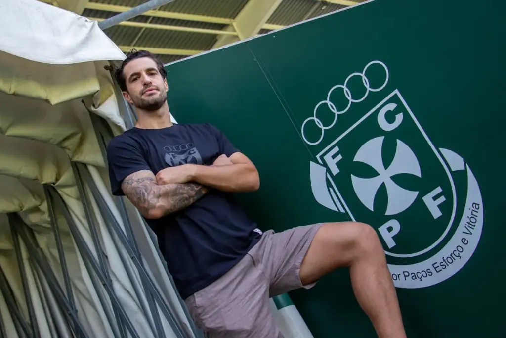 Tiago Ferreira no Estádio Capital do Móvel, após oficializar o contrato com o FC Paços de Ferreira.