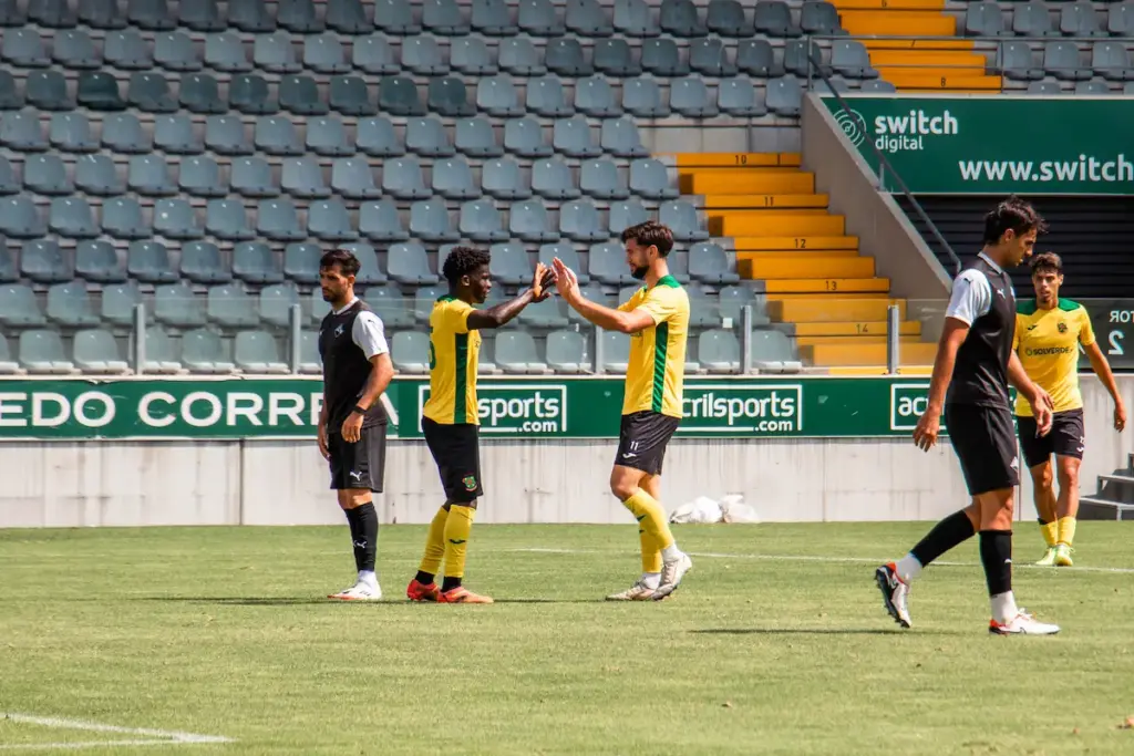 Vlad e Pavlic celebram o golo do jovem extremo frente à Académica OAF.