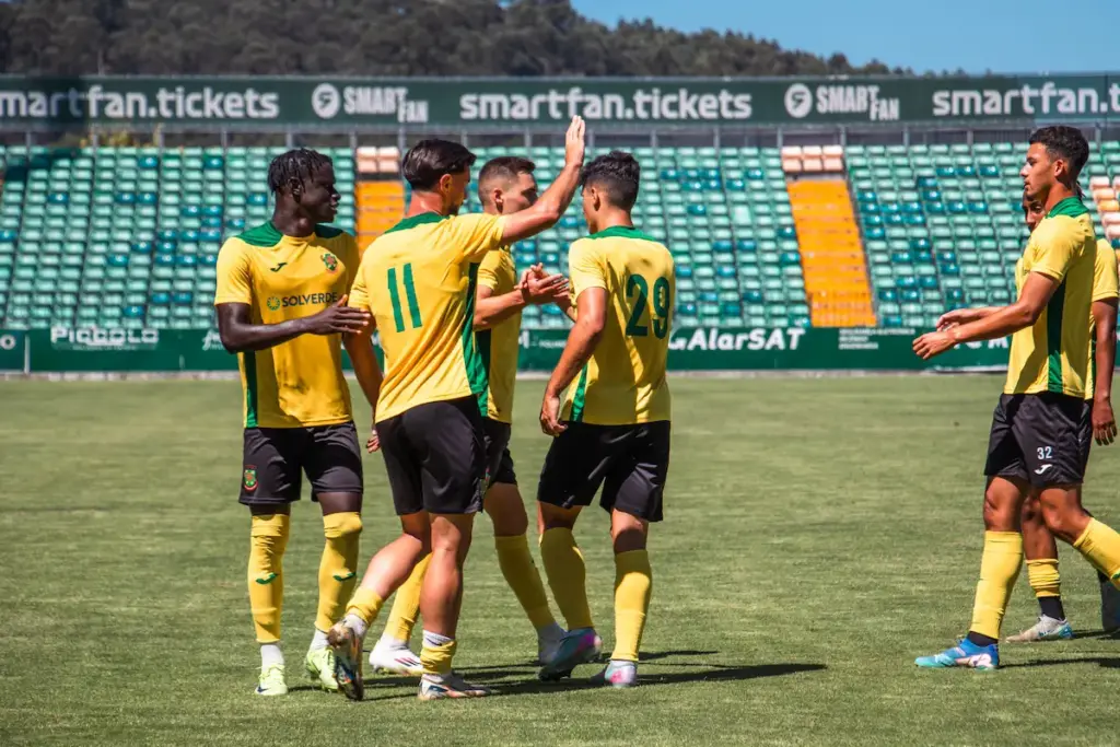 A equipa do FC Paços de Ferreira comemora o golo de Gonçalo Cardoso frente ao SCU Torreense.